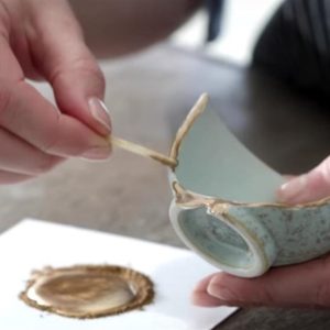 Ceci est un artisan de Kintsugi. Je suis Johanna Touzel. J’utilise la thérapie brève et systémique, thérapie familiale, constellations familiales et systémiques. J’accompagne le couple, famille, enfant, adolescent, organisation, collectifs. Je pratique l’approche et interactionnelle stratégique de Palo alto.